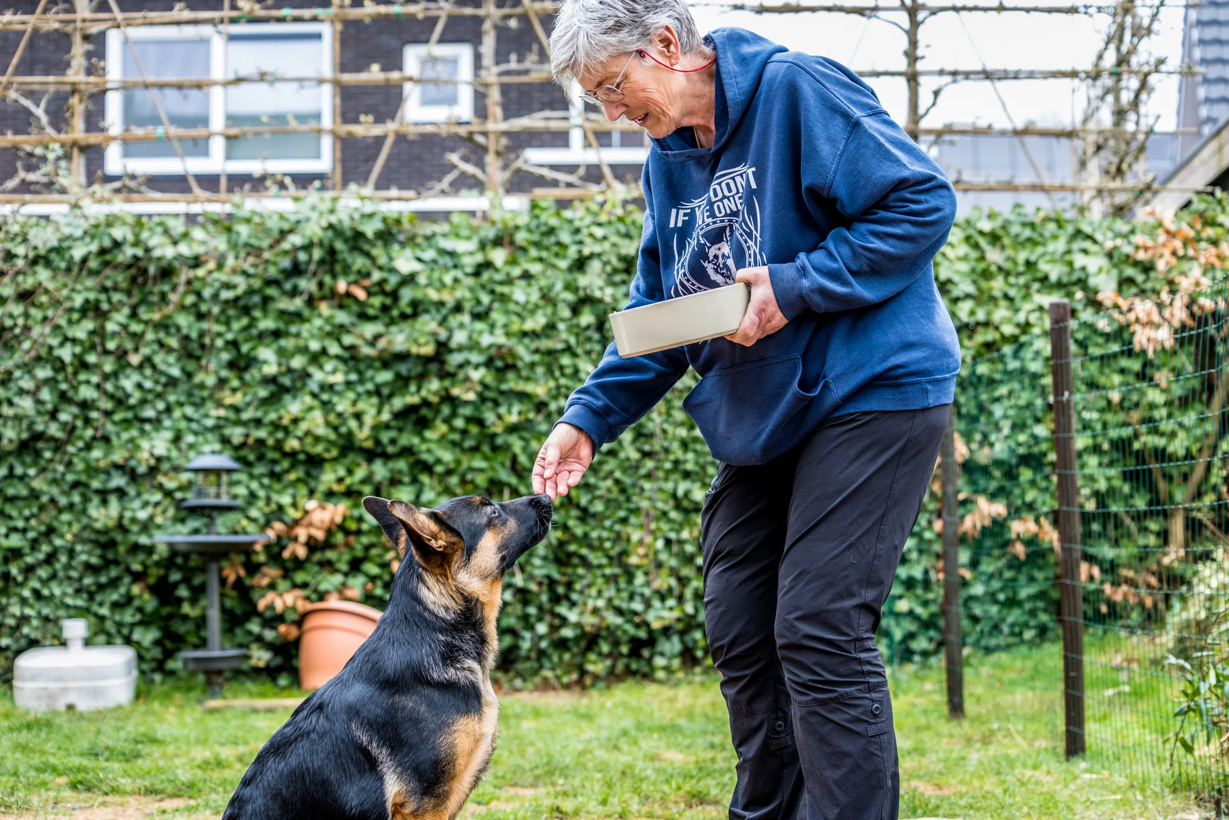 Anneke Horst met haar Duitse herder bij Tammenga Diervoeders